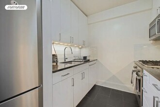 300 E 64th St in New York, NY - Building Photo - Building Photo