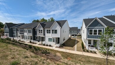 1276 Brawley School Rd in Mooresville, NC - Foto de edificio - Building Photo