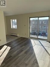 6490 Wyandotte St E in Windsor, ON - Foto de edificio - Building Photo