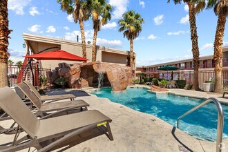 4350 Paradise Rd in Las Vegas, NV - Foto de edificio - Building Photo