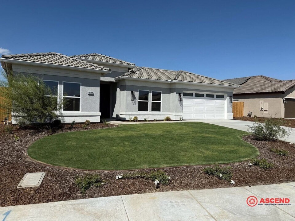 11212 Alcazar Ave in Bakersfield, CA - Building Photo