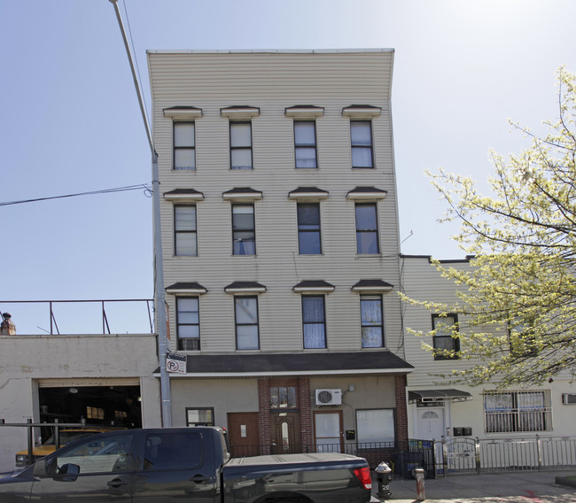 380 McGuinness Blvd in Brooklyn, NY - Foto de edificio - Building Photo