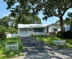 29 Maryland Blvd in Hampton Bays, NY - Building Photo