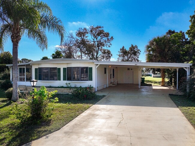 property at 909 Sequoia St