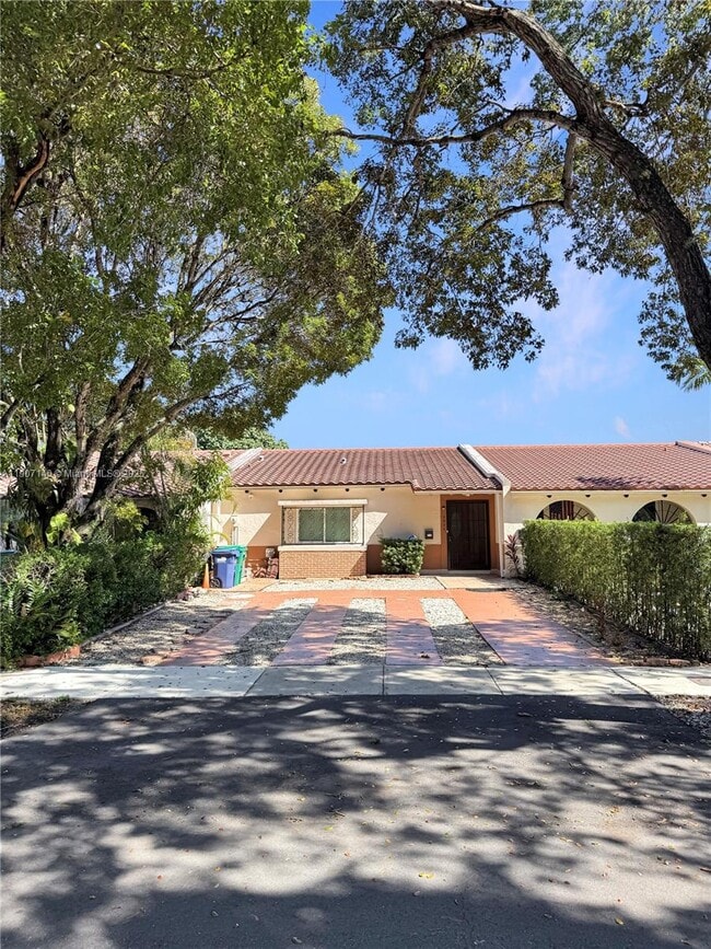 6936 Holly Rd in Miami Lakes, FL - Building Photo - Building Photo