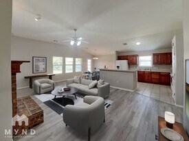 13301 SW 2nd St in Yukon, OK - Building Photo