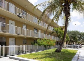975 W 74th St in Hialeah, FL - Building Photo
