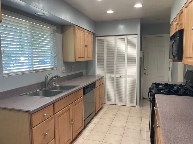 3128 Hempstead Rd in Sacramento, CA - Building Photo - Building Photo