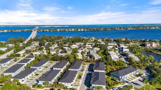 1877 SE Ocean Cove Way in Stuart, FL - Building Photo - Building Photo