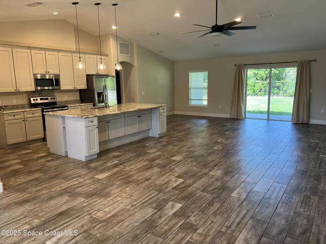 200 Eldron Blvd SE in Palm Bay, FL - Foto de edificio - Building Photo