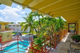 12195 W Dixie Hwy in North Miami, FL - Building Photo - Building Photo