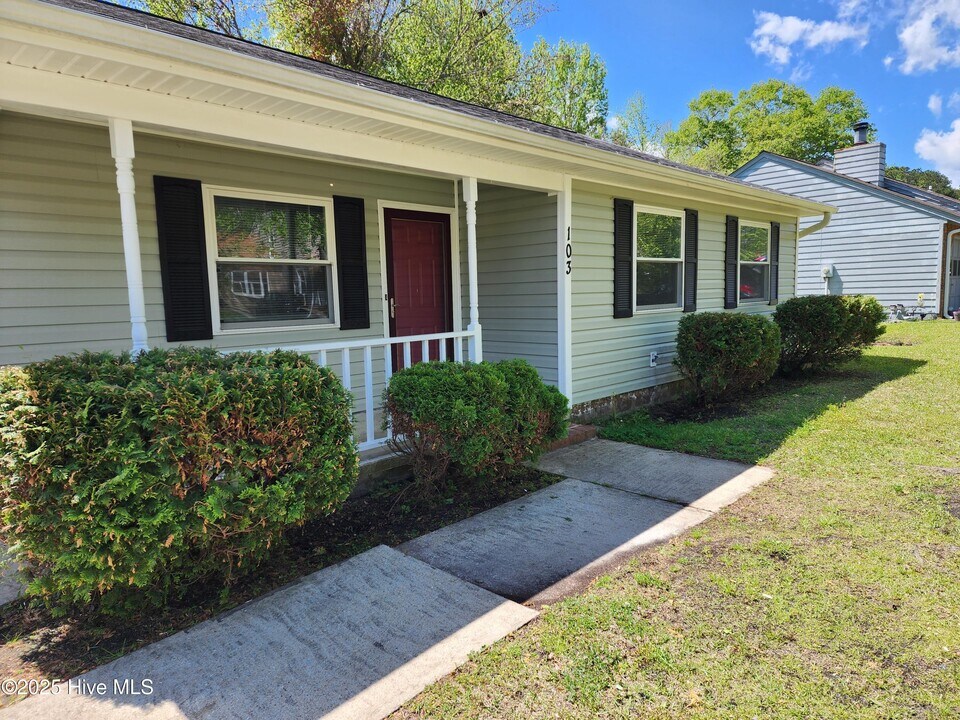 103 Hampton Ct in Jacksonville, NC - Foto de edificio