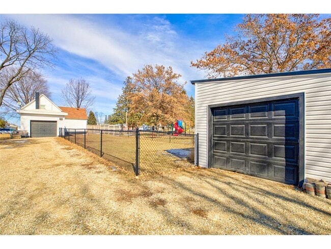 523 2nd St NE in Blooming Prairie, MN - Foto de edificio - Building Photo