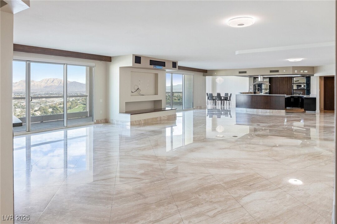 2777 Paradise Rd in Las Vegas, NV - Building Photo