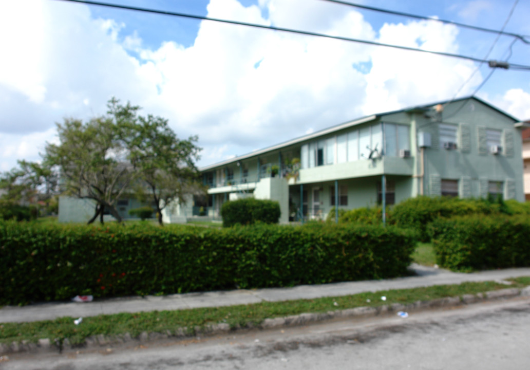 160 SW 17th Ct in Miami, FL - Foto de edificio