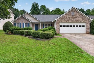 390 Silverthorn Dr in Marietta, GA - Building Photo