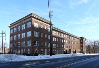 Wade Chateau Apartments in Cleveland, OH - Foto de edificio - Building Photo