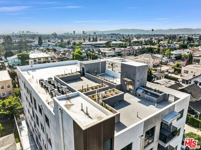 1537 S Wilton Pl-Unit -502 in Los Angeles, CA - Building Photo - Building Photo