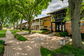 The Preserve at Woodfield in Rolling Meadows, IL - Building Photo - Building Photo