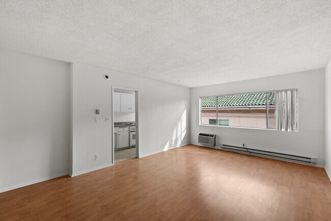 Hacienda Apartments in Los Angeles, CA - Foto de edificio - Building Photo