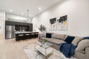 318 W Grand Ave in Chicago, IL - Building Photo