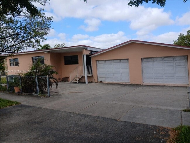 8205 SW 39th St in Miami, FL - Building Photo - Building Photo