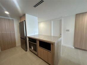 1717 N Bayshore Dr, Unit A-2539 in Miami, FL - Foto de edificio - Building Photo