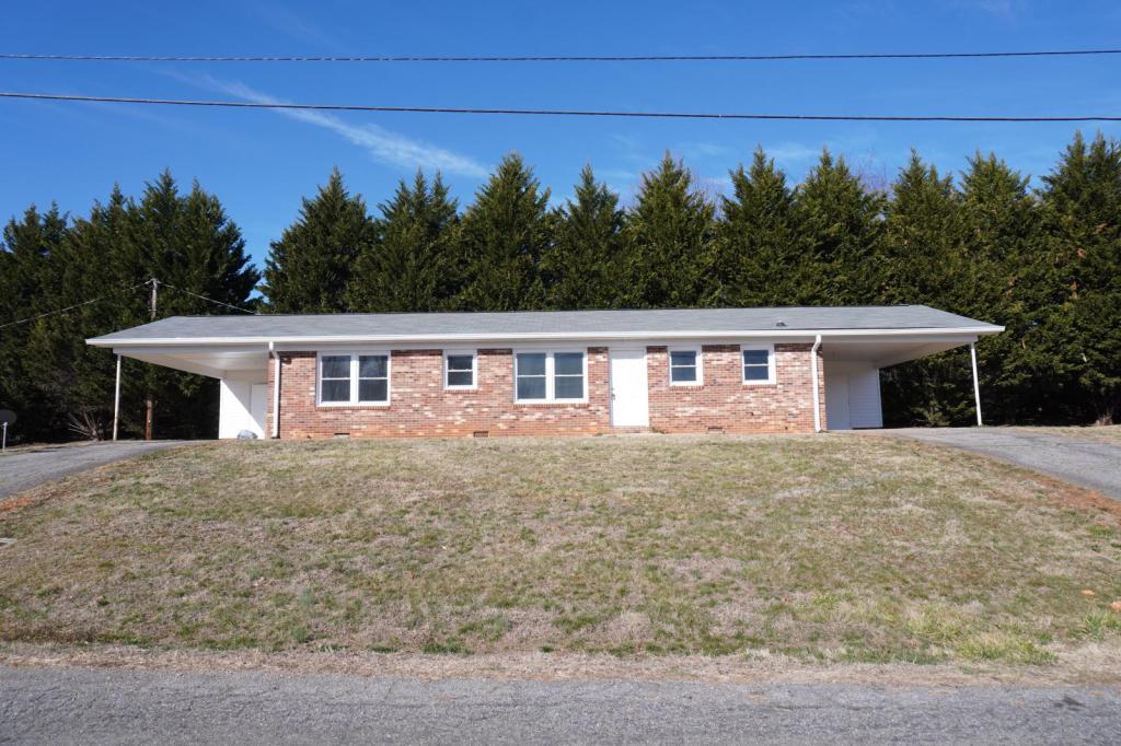 111 Village Dr in Millers Creek, NC - Building Photo