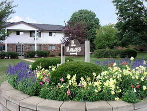 Sunnyslope Estates in Hartland, WI - Foto de edificio - Building Photo