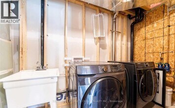 122 Monarch Woods Dr in Kitchener, ON - Building Photo - Building Photo