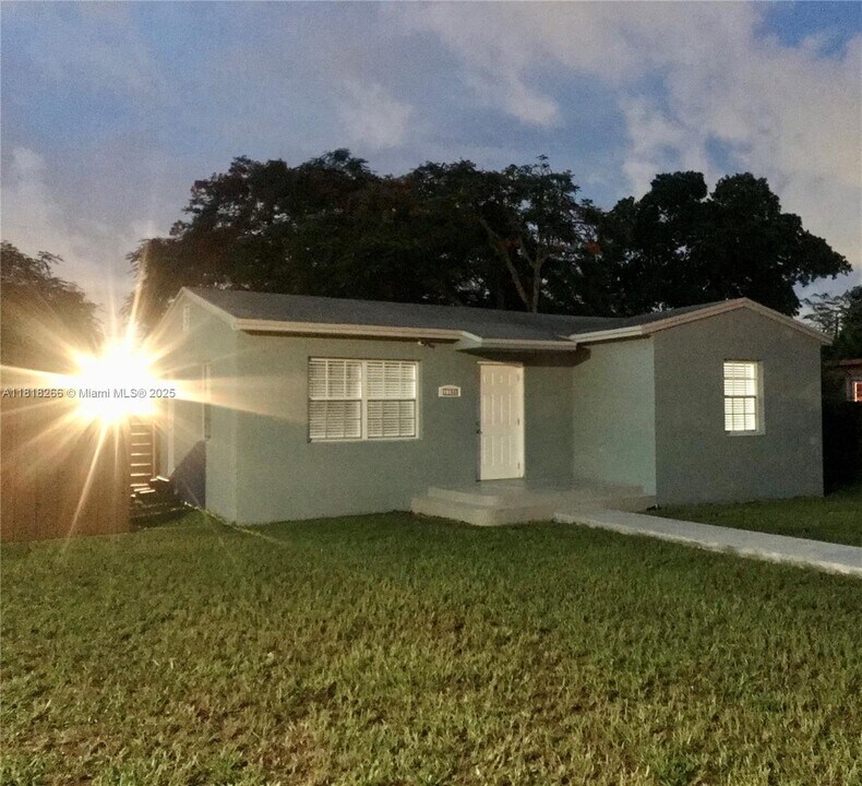 1185 NW 125th St in North Miami, FL - Building Photo