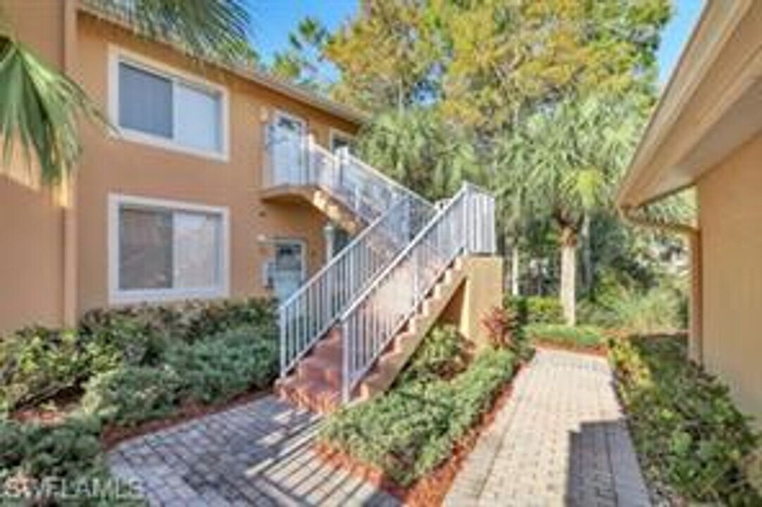 1670 Windy Pines Dr in Naples, FL - Building Photo