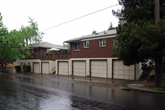 Oak Courts in Portland, OR - Building Photo - Building Photo