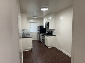 11168 Camarillo St in Los Angeles, CA - Building Photo