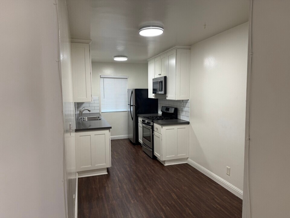 11168 Camarillo St in Los Angeles, CA - Building Photo