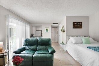 4215 E Bay Dr, Unit 1801D in Clearwater, FL - Building Photo - Building Photo