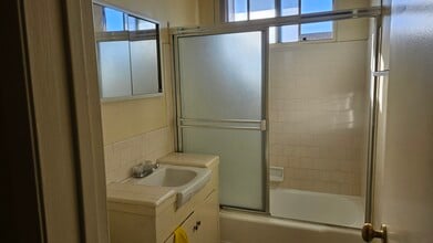 151 E Riggin St, Unit E in Monterey Park, CA - Foto de edificio - Building Photo