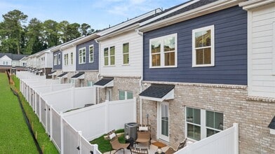 Marglyn Matthews in Matthews, NC - Foto de edificio - Building Photo