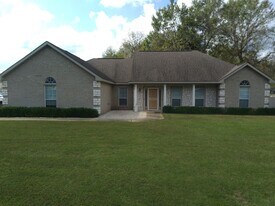 300 Veterans Ln in Leesville, LA - Building Photo