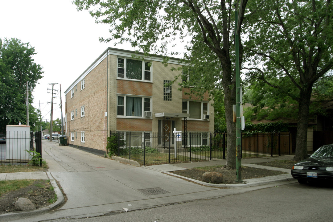 4021 W Belle Plaine Ave in Chicago, IL - Foto de edificio