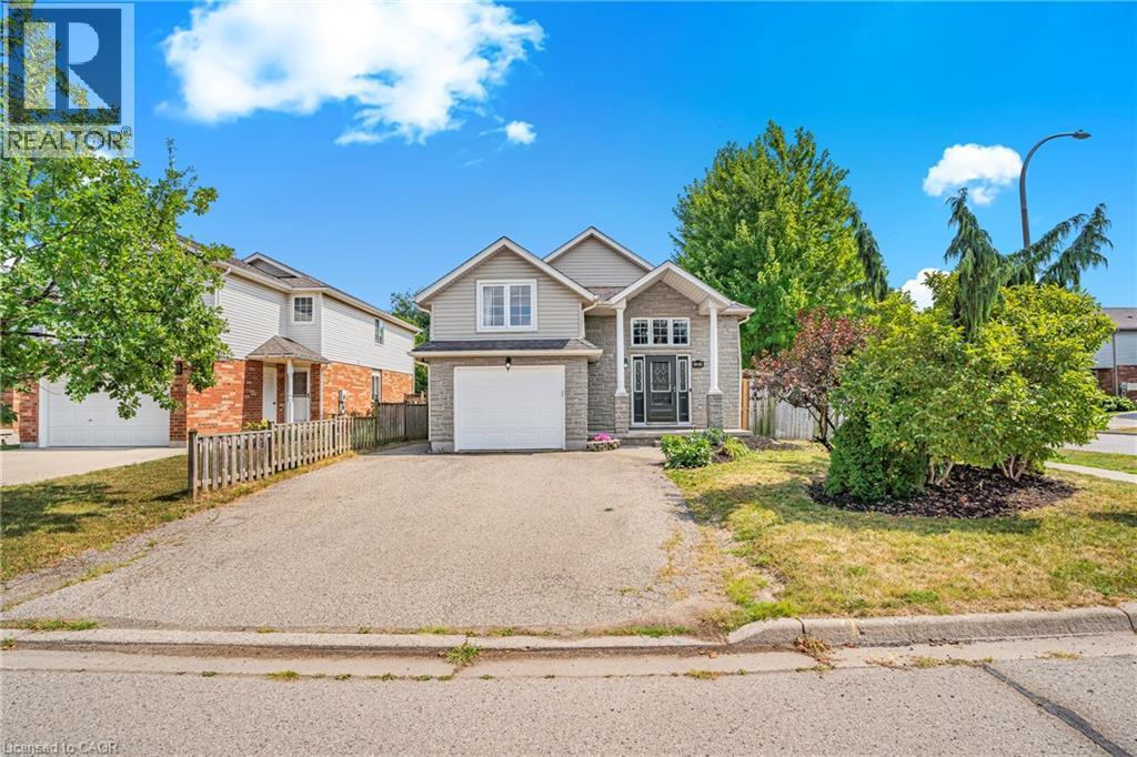 3 Wisteria Ct in Kitchener, ON - Building Photo