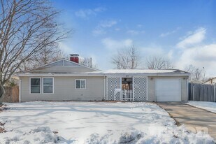 21 Barberry Ln in Levittown, PA - Building Photo