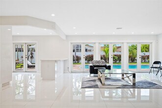 21100 Highland Lakes Blvd in Miami, FL - Building Photo - Building Photo