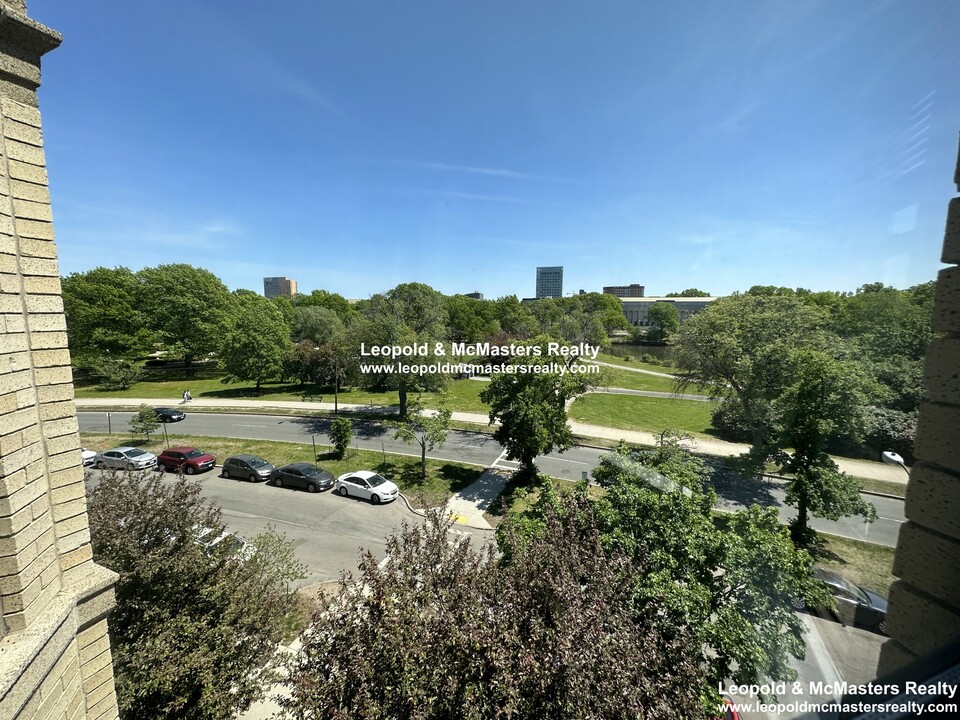 67 Park Dr, Unit C in Boston, MA - Building Photo