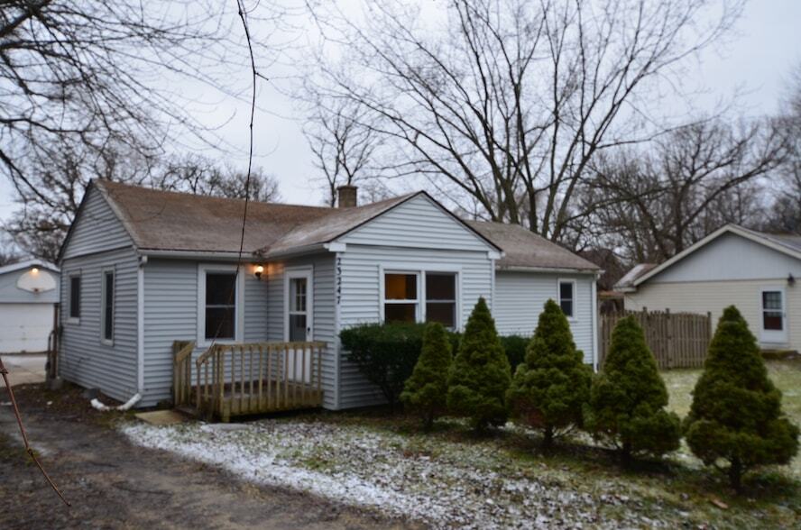 23247 W N Lakewood Ln in Lake Zurich, IL - Building Photo