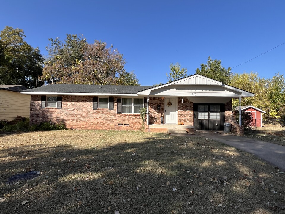 220 S Dryden St in Stillwater, OK - Foto de edificio