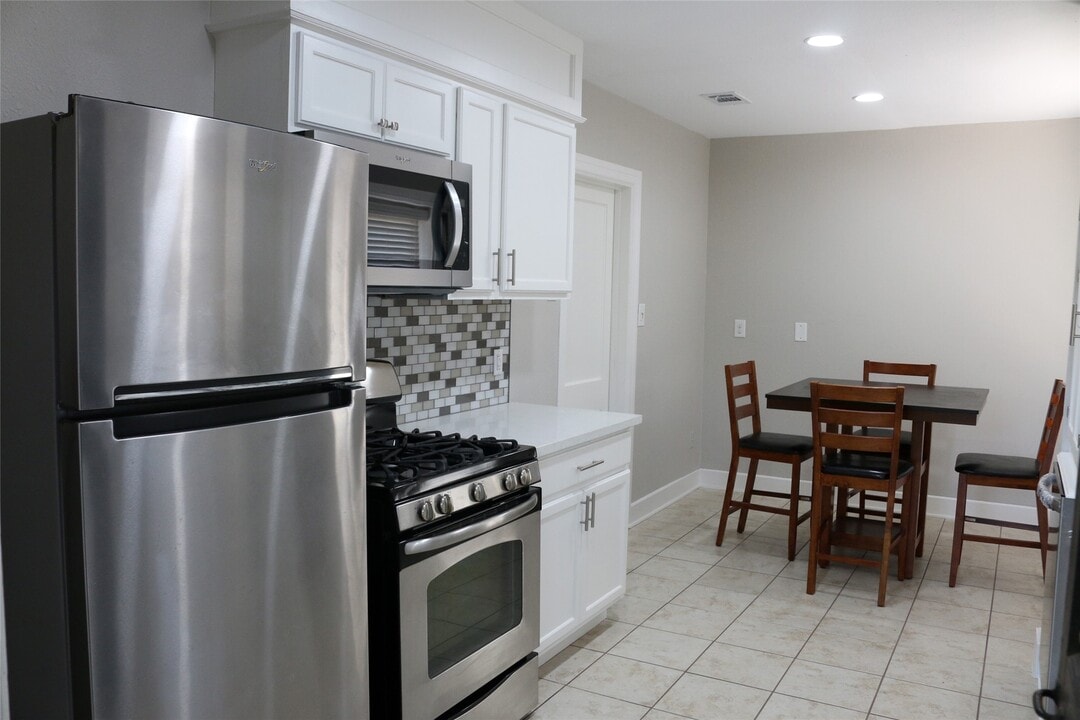 2215 Hermann Dr in Houston, TX - Building Photo