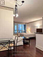 102-102 Bloor St W in Toronto, ON - Building Photo - Building Photo