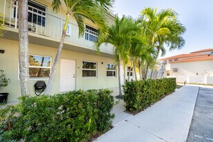 2319 Tamarind Dr in Fort Pierce, FL - Building Photo