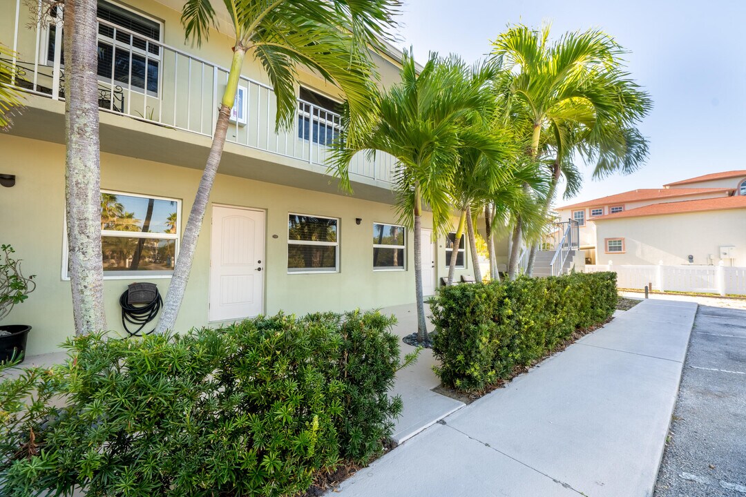 2319 Tamarind Dr in Fort Pierce, FL - Building Photo